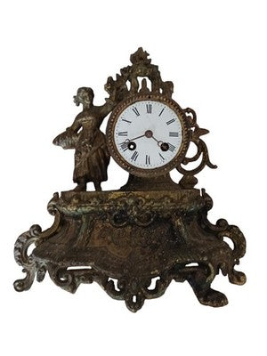 Pendule ancienne en métal décor figuratif XIXe style bronze doré