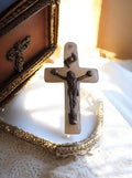 Crucifix ancien mural vintage métal et résine beige, Christ catholique