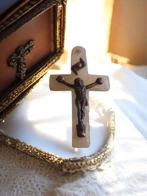 Crucifix ancien mural vintage métal et résine beige, Christ catholique
