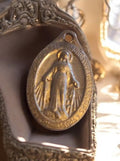 Médaille religieuse catholique vintage, ovale, finition dorée, Vierge Marie