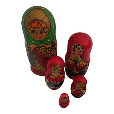 Poupée russe matriochka peinte main décor fleurs rouges style traditionnel