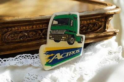 Pin's rétro Mercedes Actros camion vert badge vintage édition rare