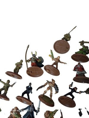 Lot 25 figurines Heroscape vintage, personnages variés, socles marron