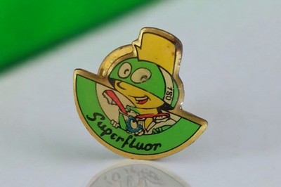 Pin's Superfluor vintage 90s émaillé mascotte verte badge rétro métal