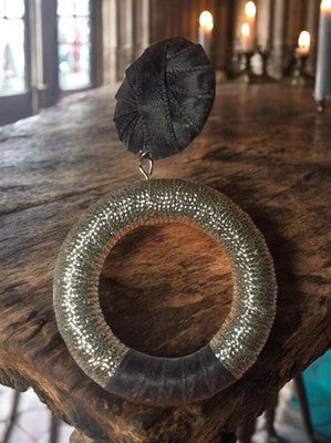 Boucle d’oreille vintage années 70, grand anneau texturé noir argent, unique