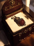 Pendentif pierre naturelle brun ornement métal design unique mystérieuse