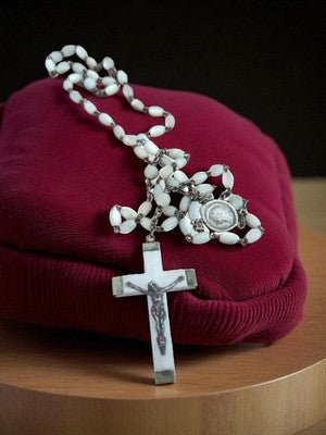 Chapelet ancien en nacre blanche, croix Christ métal, religieux vintage déco