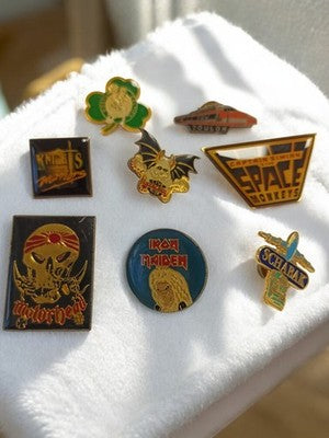Lot 8 pin's vintage rock, Iron Maiden Motörhead, badges rétro Space Monkeys