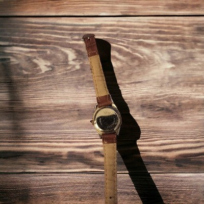 Montre femme IEKE cadran clair bracelet cuir marron style rétro élégant