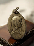 Médaille Vierge Marie bronze antique ovale patinée pendentif religieux