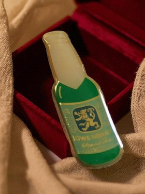 Pin's bouteille Löwenbräu émaillé vert vintage – Publicité bière rétro