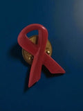 Pin's ruban rouge Sidaction vintage années 90 badge publicitaire rétro