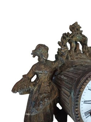 Pendule ancienne en métal décor figuratif XIXe style bronze doré