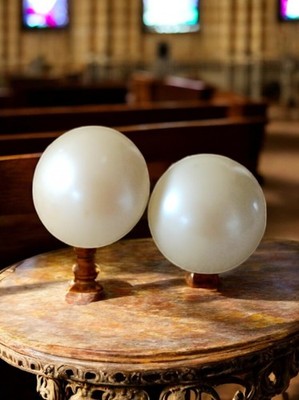 Paire de globes opalins vintage sur pied bois, sphères déco années 70