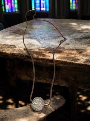 Collier vintage fantaisie pendentif boule ciselée aspect cristal chic rétro