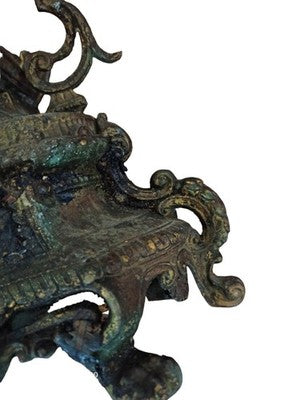 Pendule ancienne en métal décor figuratif XIXe style bronze doré