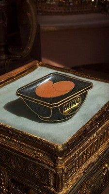 Pin's vintage Miko coupe dessert noir doré rétro badge ancien