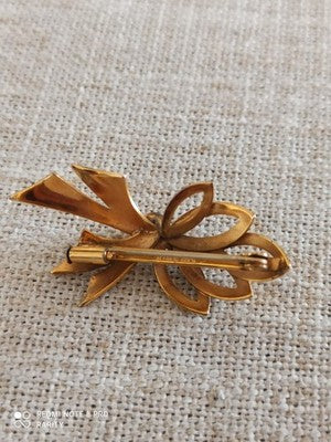 Broche vintage ruban plaqué or jaune, bijou rétro élégant, accessoire femme