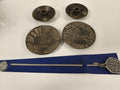 Lot cendriers et bougeoirs Henry Maire décor gravé, accessoires vin