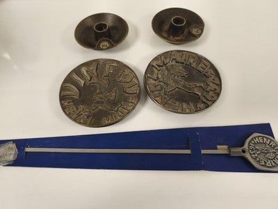 Lot cendriers et bougeoirs Henry Maire décor gravé, accessoires vin