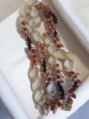Collier vintage en coquillages naturels, bijou ancien rétro, tons crème et brun