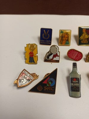 Lot 10 pin’s publicitaires vintage années 80 médias TV cinéma Finlandia