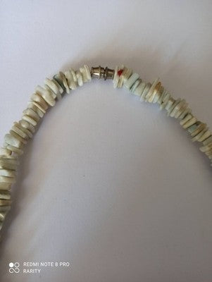 Collier vintage années 80 en perles fantaisie irrégulières, tons ivoire, rétro