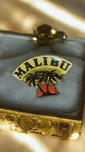Pin's vintage Malibu palmiers coucher de soleil émaillé rétro USA Californie