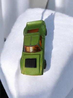 Véhicule miniature ancien vert, voiture jouet vintage rétro, vitrage orange