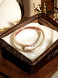 Bracelet jonc vintage plaqué or style rétro avec pierre claire