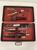 Ancien set de manucure en cuir bordeaux, écrin façon croco, métal doré