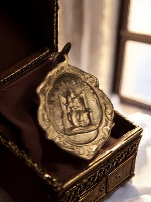 Médaille religieuse catholique vintage métal doré, Vierge à l'Enfant, ancien