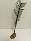 Stylo plume ancien sur pied bronze, plume verte déco bureau vintage écriture