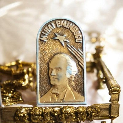 Broche vintage Mihai Eminescu, portrait doré, étoile, style rétro Roumanie