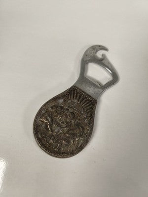 Ancien décapsuleur vintage en métal, objet rétro pour collection ou décoration