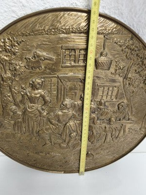 Grande plaque décorative ancienne laiton scène de taverne signée relief mural