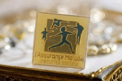 Pin's vintage Assurance Maladie Sécurité Sociale logo émaillé carré