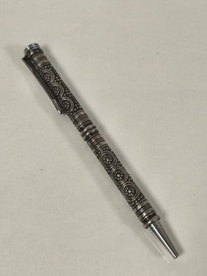 Ancien stylo en métal argenté, décor perlé en relief et clip chromé