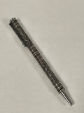 Ancien stylo en métal argenté, décor perlé en relief et clip chromé