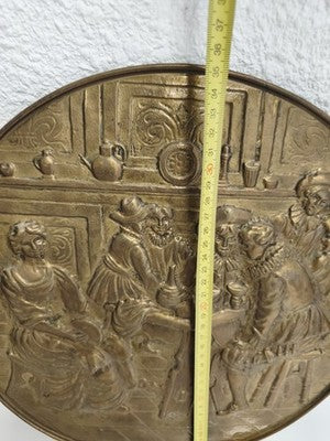 Grande plaque murale ancienne décorative laiton scène de taverne signée relief