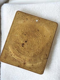 Plaque médaille ancienne rectangulaire dorée à motif monogramme vintage rétro ra