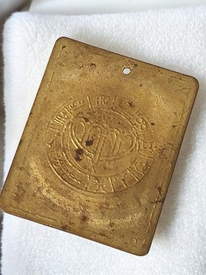 Plaque médaille ancienne rectangulaire dorée à motif monogramme vintage rétro ra