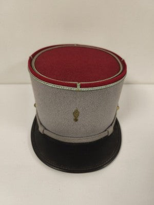 Ancien képi cavalerie française, gris et rouge, insigne doré, collection militai