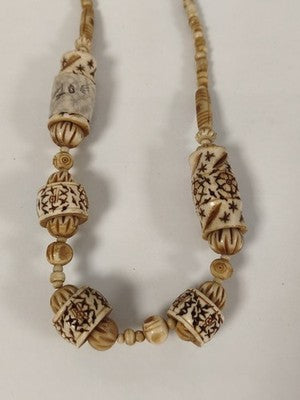 Ancien gros collier en os sculpté, perles gravées, décor brun, patine miel
