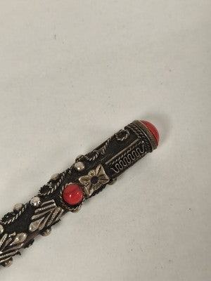Stylo ancien métal argenté cabochons rouges et bleu décor floral relief