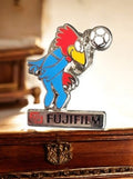 Pin's vintage mascotte football Le Coq Sportif Fujifilm métal émaillé années 90