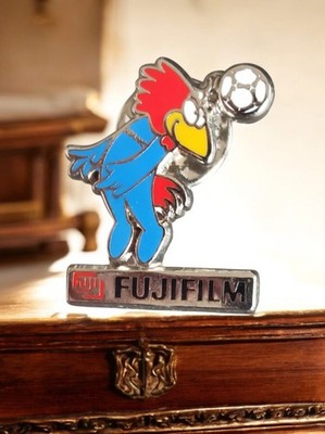 Pin's vintage mascotte football Le Coq Sportif Fujifilm métal émaillé années 90