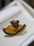 Pin's vintage OM mascotte bleu blanc jaune Olympique de Marseille ancien footbal