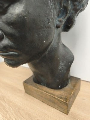 Ancien très grand buste de Beethoven, plâtre patiné noir, socle en bois