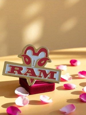 Pin's RAM publicitaire vintage édition limitée logo rouge blanc